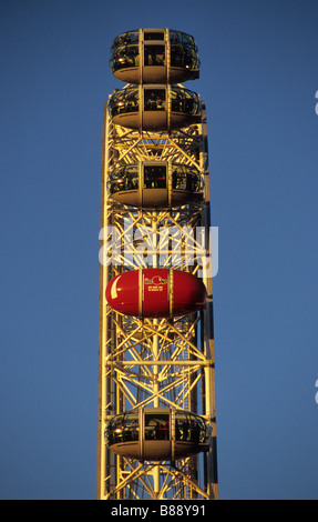 London Eye mit einer roten Nase Tag Kapsel, London, UK Stockfoto