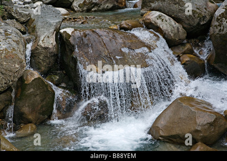 Wasserfall am Dudhkoshi-Fluss in Everest Tal Sagarmatha Nationalpark Khumbu-Region Nepal Nebenfluss Stockfoto