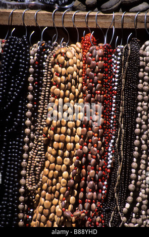 Halsketten aus tropischen Samen aus Amazonas Tiefland zum Verkauf an einem Stand im Hexenmarkt, La Paz, Bolivien Stockfoto