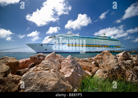 Royal Caribbean Adventure of the Seas angedockt auf Curacao, Niederländische Antillen (ABC-Inseln). Stockfoto