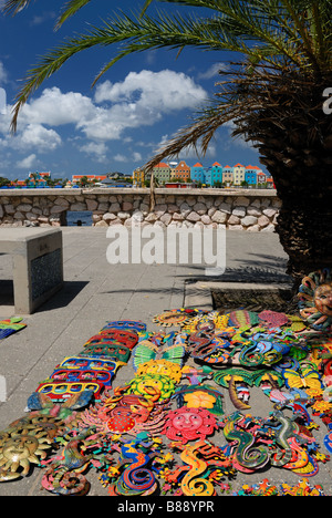 Bunte handgemachte Kunstwerke zum Verkauf auf einer Straße Messe in Curacao sind so bunt wie die niederländischen Architektur-Stil Gebäude gesehen. Stockfoto