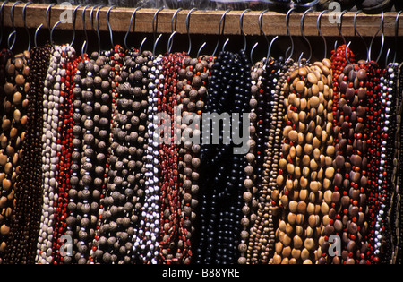 Halsketten aus tropischen Samen aus Amazonas Tiefland zum Verkauf an einem Stand im Hexenmarkt, La Paz, Bolivien Stockfoto