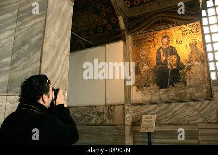 Touristen fotografieren aus einem byzantinischen Mosaik in der Hagia Sophia in Istanbul, Türkei Stockfoto