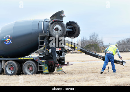 Ein Mann bereitet seine Betonmisch-LKW für das Gießen von Zement. Oklahoma City, Oklahoma, USA. Stockfoto