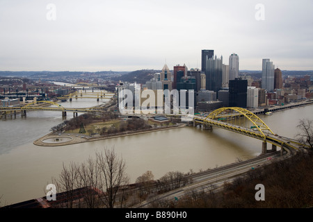 Fort Pitt Brücke über den Monongahela Fluss und die Innenstadt von Pittsburgh Stockfoto