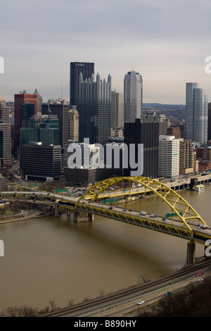 Fort Pitt Brücke über den Monongahela Fluss und die Innenstadt von Pittsburgh Stockfoto