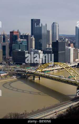 Fort Pitt Brücke über den Monongahela Fluss und die Innenstadt von Pittsburgh Stockfoto