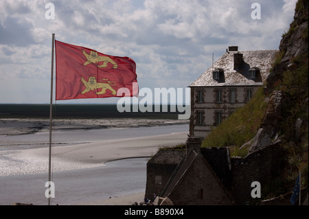 Flagge, die über Mont Saint Michel Stockfoto