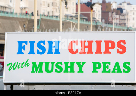 Zeichen, Chips Fisch mit Erbsenpüree, Brighton, Sussex UK Stockfoto