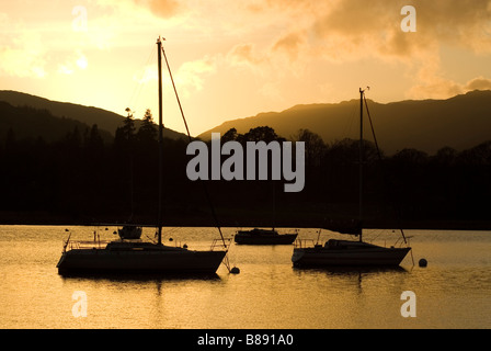 Dämmerung fällt über Lake Windermere in Ambleside, Cumbria, England Stockfoto
