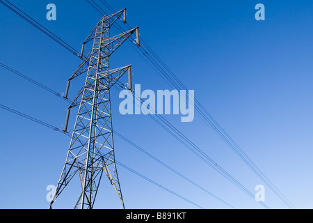 Strommast mit klaren, blauen Himmelshintergrund Stockfoto