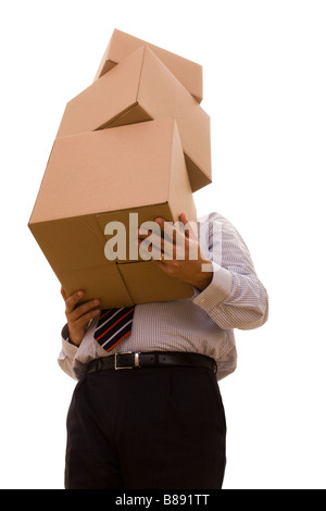 ein Geschäftsmann mit einem Haufen von Paket Pakete isoliert auf weiss Stockfoto