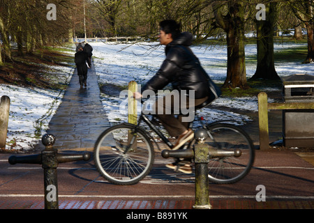 Ein Radfahrer, Radfahren entlang "The Backs" in Cambridge, England, UK. Stockfoto