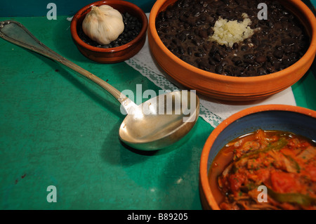 Detail der sortierten kubanische Spezialitäten über grüne Fläche Stockfoto