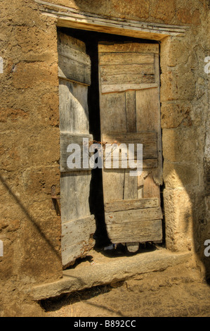 Verfallene hölzerne Tür von Gebäude in Civita di Bagnoregio, Italien Stockfoto