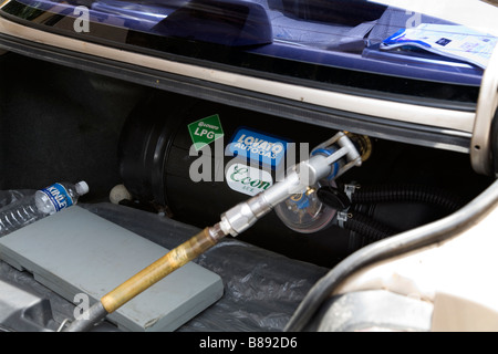 Ein Auto mit einem Tank im Kofferraum mit LPG angetrieben werden. Mumbai, Indien. Stockfoto