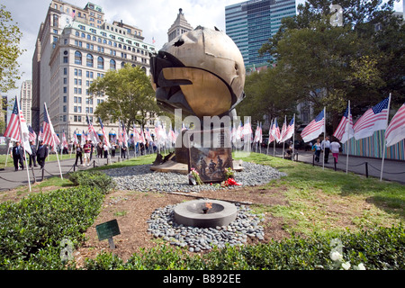 Ein Blick auf die Kugel aus dem World Trade Center im Battery Park New York City. Stockfoto