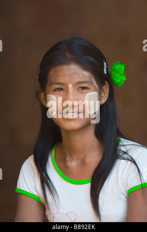 Porträt einer jungen burmesischen Frau, Myanmar Stockfoto