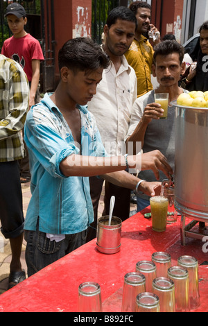 Saftverkäufer mit frisch gepresstem Zitrussaft, vielleicht aus Orange/Orangen oder Limonade, in der Straße in der Nähe des Hauptbahnhofs. Mumbai, Indien. (45) Stockfoto