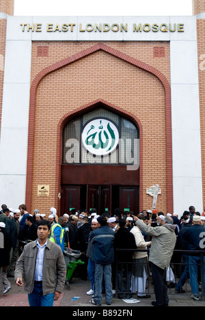 Gemeinde verlassen die East London Mosque, Whitechapel Stockfoto