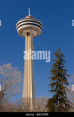 Fahrt zum obersten Aufzug des Skylon Tower in Niagara Falls Kanada im winter Stockfoto