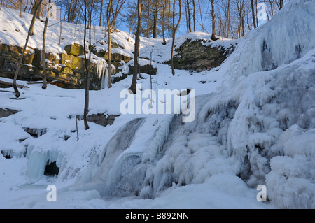 Abendsonne auf Felswände an gefrorenen Sherman auf Ancaster Creek fällt im winter Stockfoto