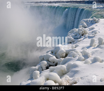 Schnee und Eis Formationen und Nebel am Niagara Horseshoe Falls Kanada an einem kalten Tag im winter Stockfoto