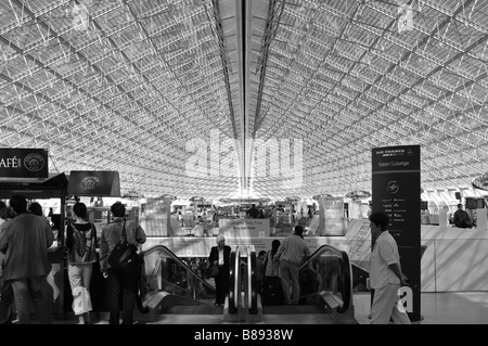 Ein schwarz-weiß Foto des Flughafenterminals von Paris, Reisen, Flugzeug, Rastplatz, Duty-Free-Läden, Food-Court. Stockfoto