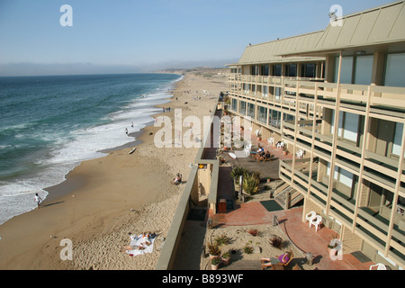 Blick auf den Strand und die Bucht von Best Western Beach Resort Monterey, Monterey, Kalifornien. Stockfoto