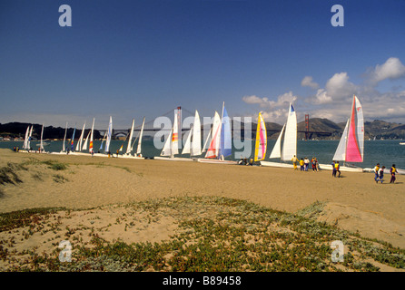 Kleine Segelboote säumen die Ufer der San Francisco Bucht mit Golden Gate Bridge in Ferne Stockfoto