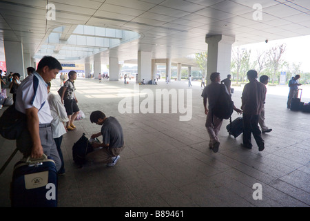 Ankunft am Bahnhof von Nanjing in den frühen Morgenstunden Stockfoto