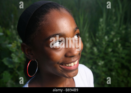 Schöne lächelnde afrikanische amerikanische Teenagerin im freien Stockfoto