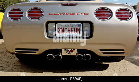 Detail von der Rückseite einer Chevrolet Corvette mit der Nummer Platte 2mchfun Stockfoto