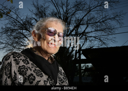 Porträt einer älteren Frau im freien Lächeln Stockfoto
