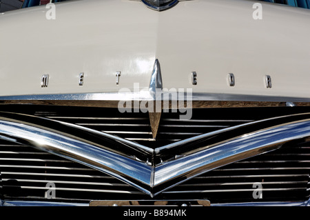 Die Motorhaube Abzeichen eines Meteors 1956 Mercury Stockfoto