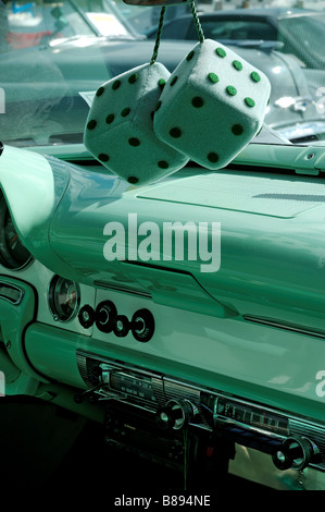 Pelzigen Würfel in das Fenster eines Jahrgangs Ford Fairlane 500 Stockfoto