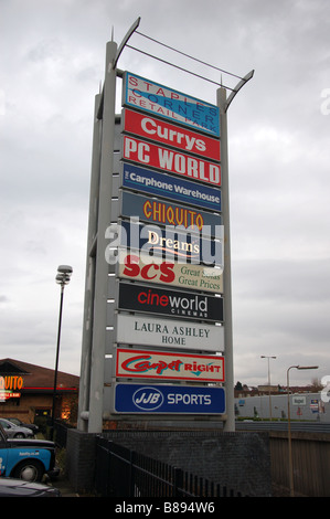 Großen Werbetafel bei Staples Ecke Einzelhandel Pk London, England, Uk Stockfoto