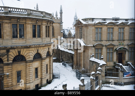 Das Sheldonian Statuen und Quad verschneiten nebenan ist das Science Museum Stockfoto