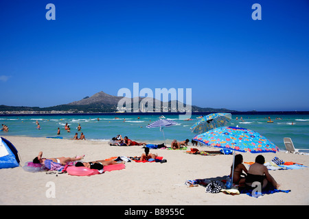 Tourist-Urlauber auf Strand und Meer Puerto de Alcudia Stadt Mallorca Mallorca Balearen Mittelmeer Spanien Stockfoto