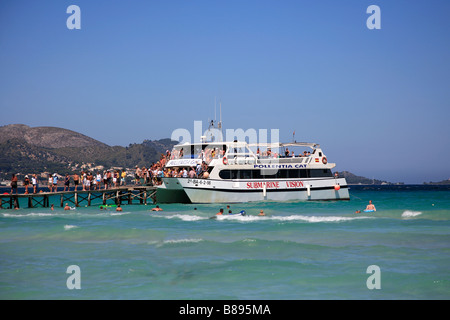 Glas Boden touristischen Boot Anlegestelle Puerto de Alcudia Mallorca Mallorca Insel Balearischen Inseln Mittelmeer Spanien Stockfoto