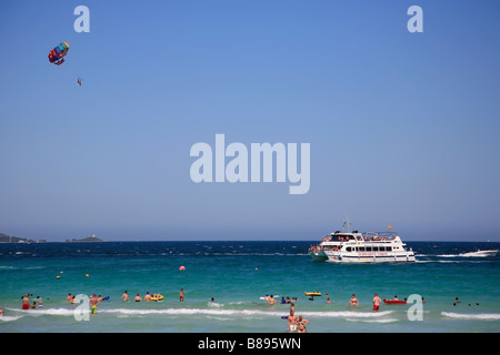 Paraglider Glass unten touristischen Boot Anlegestelle Puerto de Alcudia Mallorca Mallorca Insel Balearischen Inseln Mittelmeer Spanien Stockfoto