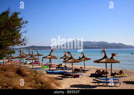 Tourist-Urlauber auf Strand und Meer Puerto de Alcudia Stadt Mallorca Mallorca Balearen Mittelmeer Spanien Stockfoto