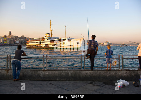 Angeln auf Harbourside Eminonu Istanbul Türkei Stockfoto