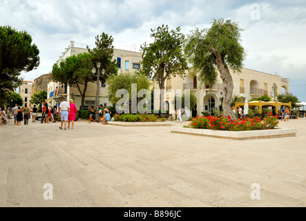 Ein schöner Blick vom Piazza Europa entlang Corso San Leone in der alten Stadt von Sperlonga, Lazio, Italien, Europa. Stockfoto