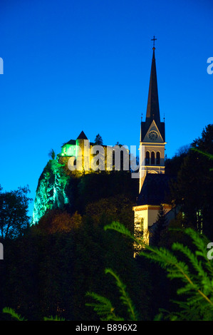 Die Pfarrkirche St. Martin s und das Schloss beleuchtet in der Nacht in Bled Slowenien Stockfoto