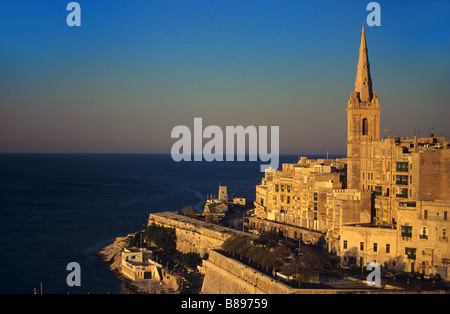 Abend Blick über Valletta & Saint Pauls Anglican Cathedral mit mittelalterlichen Buttress Wände & Mittelmeer, Valletta, Malta Stockfoto