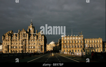 Balmoral Hotel (L) und General Register House (C) betrachtet von North Bridge im schottischen Edinburgh Stockfoto