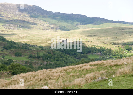 Dolwyddelan Burg liegt auf einem Hügel mit Blick auf die A470 Straße in der Nähe von Dolwyddelan Dorf in Conway County im Norden von Wales. Stockfoto