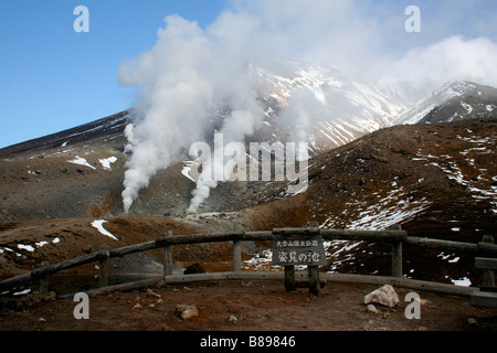 Ansicht der Fumarolen am Asahidake / Mt Asahi, ein aktiver Stratovulkan, Daisetsuzan Nationalpark, Japan Stockfoto