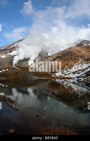 Ansicht der Sugatami Teich unter Fumarolen auf Asahidake / Mt Asahi, Daisetsuzan Nationalpark, Hokkaido, Japan Stockfoto